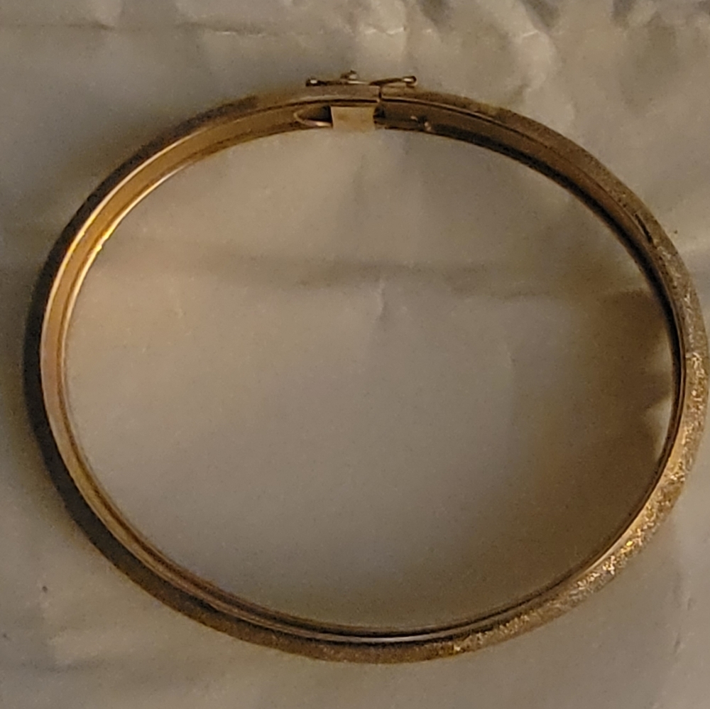 10K Yellow Gold Diamond Cut Bracelet. (See Stamp in Last 2 pics). - Picture 4 of 8
